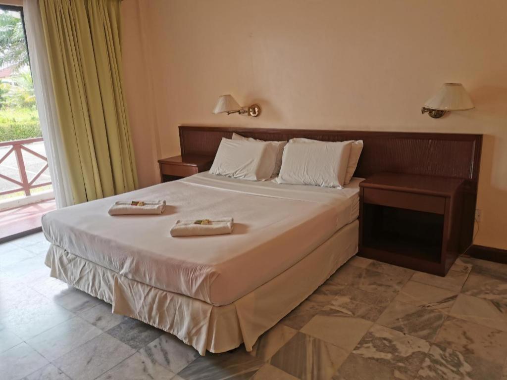 Oyo 89972 Borneo Paradise Beach Hotel Kota Kinabalu Bagian luar foto