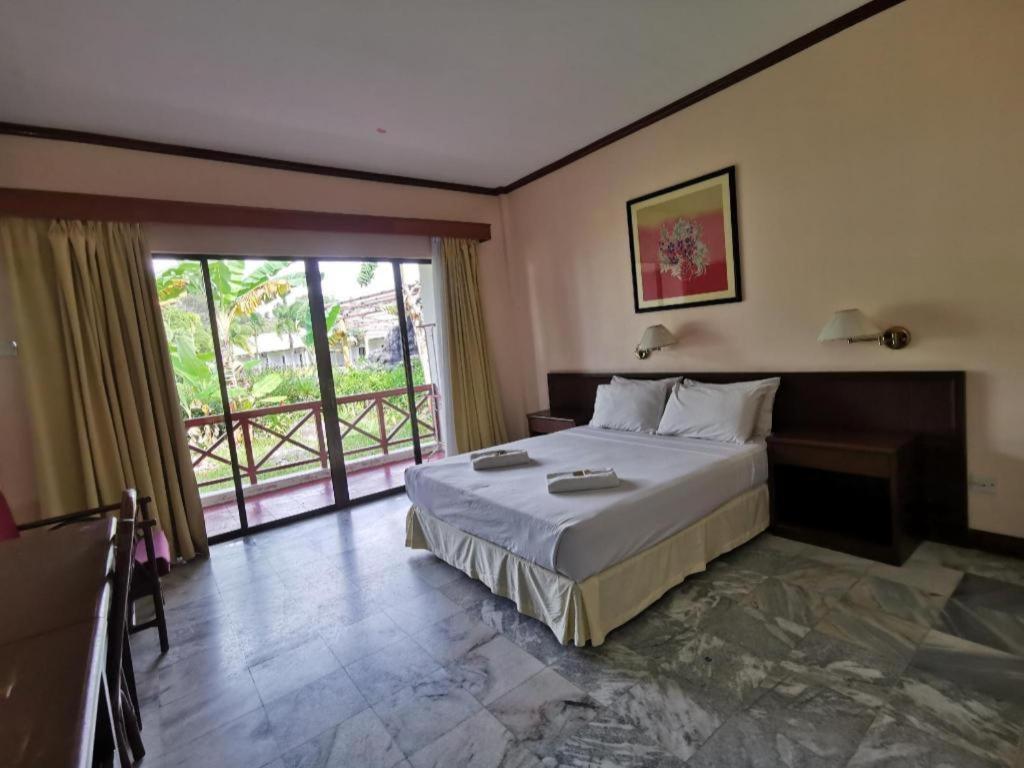 Oyo 89972 Borneo Paradise Beach Hotel Kota Kinabalu Bagian luar foto