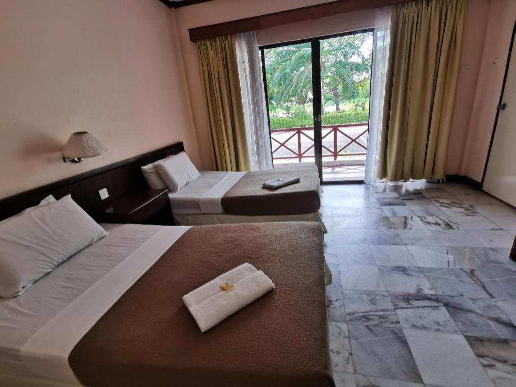 Oyo 89972 Borneo Paradise Beach Hotel Kota Kinabalu Bagian luar foto